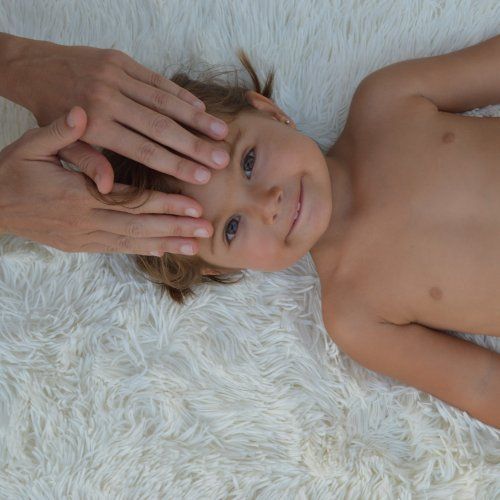 La Terapia Craneosacral es una terapia que trabaja la totalidad del cuerpo, desde la etapa embrional hasta el final de la vida. Es un trabajo de estimulación y apoyo al Movimiento Respiratorio Primario y en consecuencia a la Salud y a la Globalidad del Ser humano.
La terapia craneosacral biodinámica es una técnica de evaluación, diagnóstico y tratamiento, que se dirige a todas las estructuras del cuerpo y que actúa sobre el sistema nervioso central y periférico.
El terapeuta aplica un contacto muy suave y percibe a través de los mecanismos de propiocepción de sus dedos, los movimientos y cualidades sutiles de los ritmos internos para diagnosticar donde se localizan las resistencias y bloqueos que impiden la expresión libre de los biorritmos.
Todo está impreso, memorizado en los tejidos.
Es un proceso terapéutico que nos permite liberar las improntas traumáticas en los tejidos.
El cuerpo memoriza cualquier trauma físico o psíquico y tiende a aislarlo, encapsularlo, como mecanismo de defensa. Cuando se libera a través del tejido físico (tejido fascial), generalmente se produce también una respuesta a nivel de la psique (emoción). Las manifestaciones de esta liberación son muy diversas (espasmos, tics, risas, lágrimas, amplitud respiratoria, bostezos, relajación, sueño, etc. ) y forman parte del proceso natural de autorregularización.
Todas las técnicas aplicadas por el terapeuta tiene un enorme respeto por la inteligencia inherente del cuerpo.
INDICACIONES TERAPÉUTICAS

Disfunciones craneales por restricciones en la movilidad de los huesos del cráneo y/o por adherencias en las suturas como consecuencia de tensiones, compresiones anormales, traumatismos físicos, traumas emocionales o estrés.
Lumbalgias, dorsalgias, cervicalgias.
Cefaleas, migrañas
Neuropatías de compresión (neuoralgia del trigénimo, parálisis facial …)
Tics, espasmos
Disfunciones vegetativas (sudoración, sensación de inestabilidad, náuseas, termorregulación, tensión arterial …)
Disfunciones a nivel endocrino.
Vértigos, mareos, acúfenos.
Bruxismo y otras disfunciones de la articulación temporo mandibular.
Hiperactividad, insomnio, estrés, cansancio crónico, perturbaciones de la fonación, visión, audición, aprendizaje …
Dolores crónicos resistentes
Desordenes alimenticios